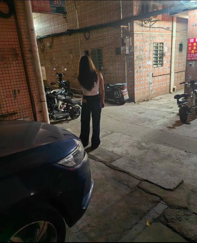 横岗地铁口出来坝心菜市场进去有